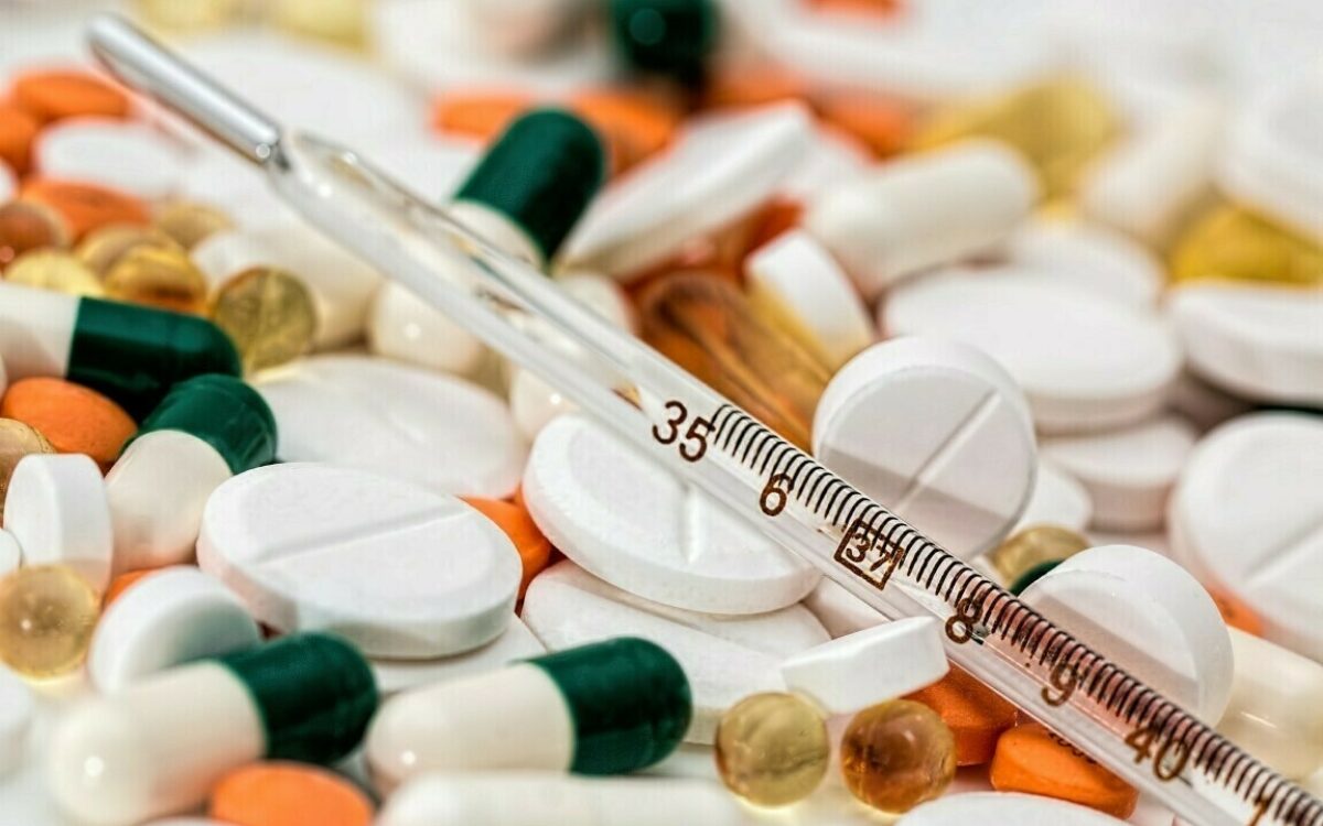 Viele bunte pillen und spritze drogen Mittel Viele bunte pillen und spritze drogen Mittel